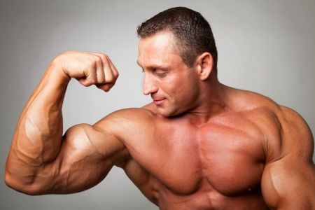 flexii biceps inlicnat in fata brate mai mari