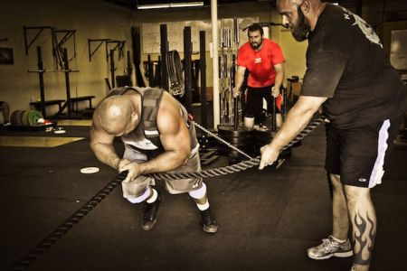 Antrenament tip strongman modificat pentru persoane active care vor sa slabeasca si sa isi defineasca musculatura