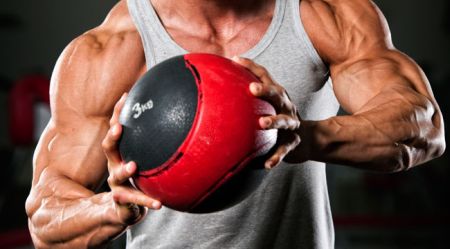 fitness functional facut cu mingea medicinala