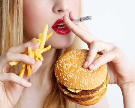 Carnea poate fi la fel de nociva precum fumatul? 