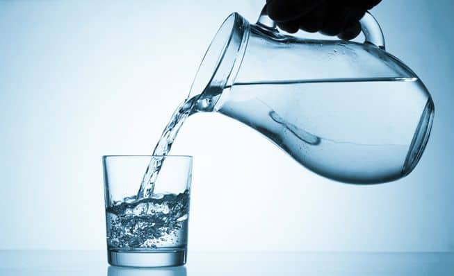 Ajuta sa bei 4 litrii de apa pe zi?